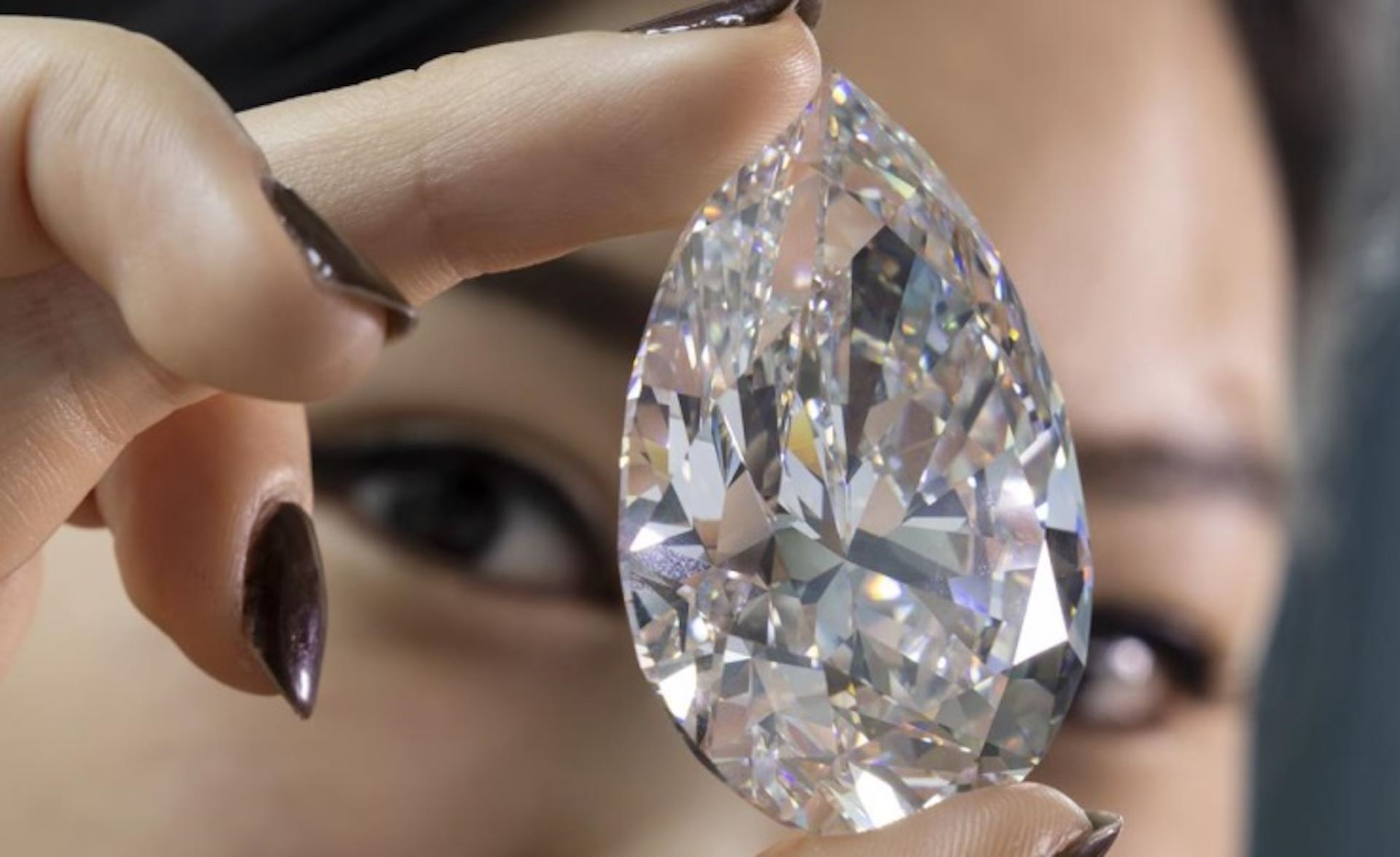 一颗鸡蛋大小的钻石在日内瓦拍卖会上拍出超过 2100 万美元的价格